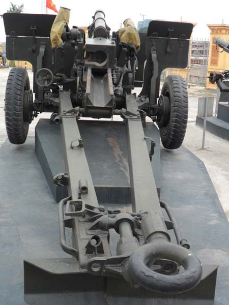 Thông số kỹ thuât: Lựu pháo có cỡ nòng 105mm, trọng lượng 2260kg, chiều dài 5,94m, rộng 2,21m, chiều cao 1,73m, tốc độ bắn 2 viên/phút, sơ tốc đạn 472m/s