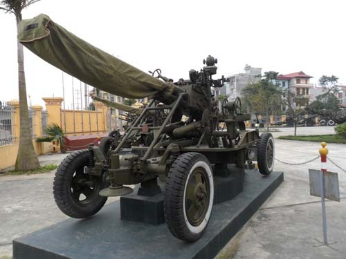 Thông số Kỹ thuật: Cỡ nòng: 37mm; trọng lượng: 2100; chiều dài 5,50m; Chiều rộng: 1,78m; Tốc độ bắn 66 viên/Phút; Sơ tốc đạn 880m/s. Thông số Kỹ thuật: Cỡ nòng: 37mm; trọng lượng: 2100; chiều dài 5,50m; Chiều rộng: 1,78m; Tốc độ bắn 66 viên/Phút; Sơ tốc đạn 880m/s.