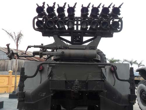 Thông số kỹ thuật: Cỡ nòng: 140 mm; Trọng lượng: 7000KG; Chiều dài: 6,93m; chiều rộng: 2,3m; chiều cao 2,56m; sơ tốc đạn: 400m/s. Thông số kỹ thuật: Cỡ nòng: 140 mm; Trọng lượng: 7000KG; Chiều dài: 6,93m; chiều rộng: 2,3m; chiều cao 2,56m; sơ tốc đạn: 400m/s.