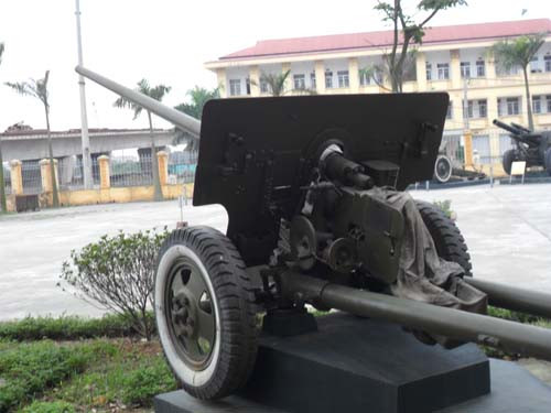 Thông số Kỹ thuật: Cỡ nòng: 57mm; trọng lương: 1250kg; chiều cao: 7,03m; tốc độ bắn 25 viên/phút; sơ tốc đạn 1000m/s. Thông số Kỹ thuật: Cỡ nòng: 57mm; trọng lương: 1250kg; chiều cao: 7,03m; tốc độ bắn 25 viên/phút; sơ tốc đạn 1000m/s.