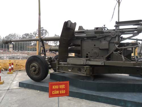 Pháo phòng không 100mm KC-19: Được thiết kế bởi kỹ sư quân sự L.V.Lulyev và được sản xuất tại Liên Xô.