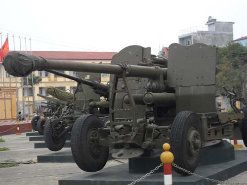 Thông số Kỹ thuật: Cỡ nòng: 100mm; trọng lượng: 9550kg; chiều dài: 9,45m; chiều rộng: 2,35m; Chiều cao: 1,60m; kíp chiến đấu 15 người; tốc độ bắn 15 viên/phút; sơ tốc đạn: 1000m/s.