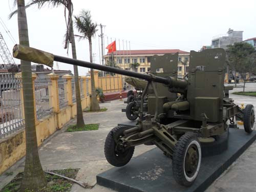 Thông số Kỹ thuật: Cỡ nòng: 57mm; trọng lượng:4660kg; chiều dài:8,5m; chiều cao: 2,37m; kíp chiến đấu 7 người; tốc đọ bắn 120 viên/phút.