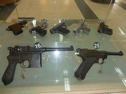 Bộ sưu tập súng ngắn, trong ảnh là các loại súng ngắn ám sát như: ATTRA, DRADOGA, RECK, MADISON, BROWNING …