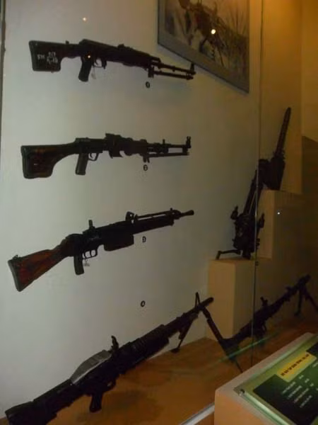 Bộ sưu tập súng Trung và Đại Liên, trong bộ sưu tập gồm có: súng Trung liên RPK, PBA, M24/29 và súng Đại liên: M60, Gun 6 nòng, MG-34…
