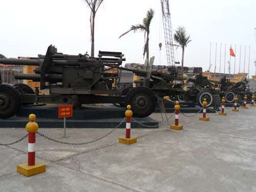 Ngoài số vũ khí được trưng bày ngoài trời, bảo tàng còn có một không gian trưng bày rất đa dạng và phong phú về mặt số lượng ở trong nhà như: đạn, súng phóng lựu, tiểu liên …