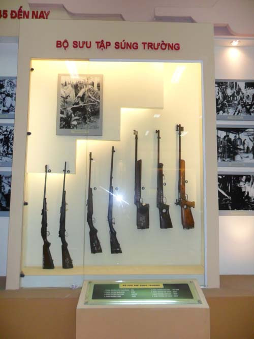 Bộ sưu tập súng trường trong bộ sưu tập gồm có: Súng trường thiện xạ CBA, súng trường M 1017, súng trường thiện xạ M14, súng trường MK1, MAS 1936, CACBIN M2, CACBIN M1, K44, CKC, K63, MAS 1902 …