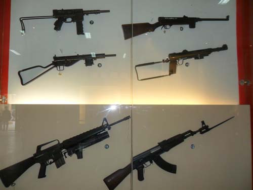 Bộ sưu tập súng tiểu liên, trong bộ sưu tập gồm có: Súng tiểu liên M50, Uzi, AZ, Thomson, AR15 Commando, AK-47, MAS – 49, CMC, M45B, AR15 – M16 ….