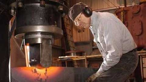 5. Rèn. Ngày nay, công việc này thường được tìm thấy nhiều trong các trò chơi video hơn là trong thế giới thực. Rèn có thể điều chỉnh các kim loại (thường là sắt hoặc thép) để tạo ra nhiều sản phẩm độc đáo như: cổng, đồ đạc, dụng cụ, dao, kiếm. Nhưng phép màu thực sự có thể xảy ra khi một quá trình được chuyển vào trong “Nghệ sĩ rèn”. Hình thức nghệ thuật này cho ra đời các sản phẩm vô cùng đa dạng trong lĩnh vực sản xuất đồ trang trí, đồ trang trí, và một số đồ trang sức khác. Hãy suy nghĩ về những gì có thể xảy ra neeys một thợ rèn lành nghề hợp sức với một thợ kim hoàn chuyên nghiệp.