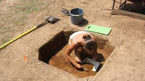 8. Khảo cổ học. Các nhà khảo cổ học có thể đi vòng quanht trái đất, tìm kiếm những cổ vật vô hình, khai phá những vùng đất lạ khi họ lang thang qua những hang động bí ẩn như thể là Lara Croft. Kiếm được bằng về Khảo cổ học đòi hỏi một trình độ cao trong công tác đào tạo và môi trường làm việc, nhưng kết quả có khi là số 0. Có thể phát hiện hóa thạch 10,000 năm tuổi, và đưa phát hiện đến những bảo tàng lớn nhất thế giới có gắn tên của mình là ước mơ vĩ đại nhất của tất cả các nhà khảo cổ học - những người giúp bảo tồn lịch sử trái đất. Tấm bằng có thể đã phổ biến nhưng hiện tại vẫn hiếm gặp ở Mỹ, và đó là vô số cơ hội cho những ai muốn trở thành một Indiana Jones của hiện thực. Tuy công việc có mức thu nhập thấp và thường xuyên phải thuyết phục một ai đó hay một tổ chức tài trợ nhưng giống với Indiana, bạn nên tìm công việc “tay trái” để ổn định tài chính.