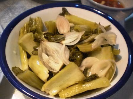 Hỗ trợ tiêu hóa: Các loại gia vị mà chúng ta thường thêm vào dưa chua, chẳng hạn như mù tạt, hạt thìa là (saunf)… thúc đẩy sự phát triển của vi khuẩn hữu ích và tiêu diệt những vi khuẩn có hại, do đó có lợi trong việc tiêu hóa.