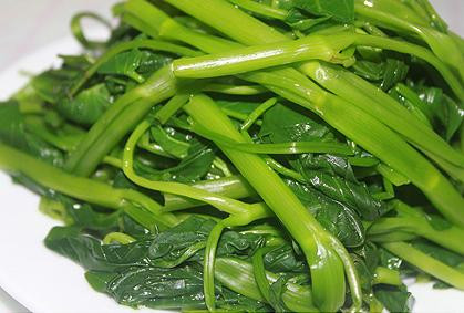 Theo kết quả phân tích của y học hiện đại, trong 100g rau muống có: 78,2g nước, 85mg can-xi, 31,5mg phốt-pho, 20g vi-ta-min C và một hàm lượng nhỏ prô-tê-in, sắt, vi-ta-min B2, ca-rô-ten, a-xít ni-cô-tíc, đặc biệt trong giống rau muống đỏ chứa một chất giống như insulin nên đối với người mắc bệnh đái tháo đường ăn thường xuyên rau muống đỏ là rất tốt... Theo kết quả phân tích của y học hiện đại, trong 100g rau muống có: 78,2g nước, 85mg can-xi, 31,5mg phốt-pho, 20g vi-ta-min C và một hàm lượng nhỏ prô-tê-in, sắt, vi-ta-min B2, ca-rô-ten, a-xít ni-cô-tíc, đặc biệt trong giống rau muống đỏ chứa một chất giống như insulin nên đối với người mắc bệnh đái tháo đường ăn thường xuyên rau muống đỏ là rất tốt...