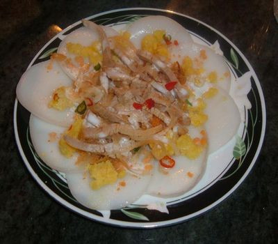 Bánh đúc: Bánh đúc là món ăn đã xuất hiện từ rất lâu trong cuộc sống hàng ngày của người dân Việt Nam. Bánh đúc ăn lành tính và rất mát khi thưởng thức vào mùa hè. Bánh đúc: Bánh đúc là món ăn đã xuất hiện từ rất lâu trong cuộc sống hàng ngày của người dân Việt Nam. Bánh đúc ăn lành tính và rất mát khi thưởng thức vào mùa hè.