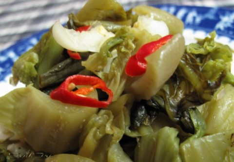 Có vitamin C: Một số loại dưa được ngâm chua bằng cách ngâm vào nước chanh hoặc giấm cho có độ chua và bảo quản trong vài ngày nhất định. Nước chanh rất giàu vitamin C, và là một chất chống oxy hóa tốt. Nước chanh, ngoài việc nâng cao khả năng miễn dịch của cơ thể còn có tác dụng giảm stress. Có vitamin C: Một số loại dưa được ngâm chua bằng cách ngâm vào nước chanh hoặc giấm cho có độ chua và bảo quản trong vài ngày nhất định. Nước chanh rất giàu vitamin C, và là một chất chống oxy hóa tốt. Nước chanh, ngoài việc nâng cao khả năng miễn dịch của cơ thể còn có tác dụng giảm stress.