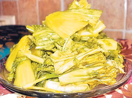 Lưu ý: Do một số loại dưa chua có lượng muối khá cao, vì vậy những người bị cao huyết áp nên tránh món ăn này. Một số dưa chua cũng phải bổ sung thêm đường, do đó không thích hợp với những người bị tiểu đường hoặc có nguy cơ bị tiểu đường.