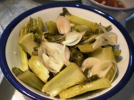 Hỗ trợ tiêu hóa: Các loại gia vị mà chúng ta thường thêm vào dưa chua, chẳng hạn như mù tạt, hạt thìa là (saunf)… thúc đẩy sự phát triển của vi khuẩn hữu ích và tiêu diệt những vi khuẩn có hại, do đó có lợi trong việc tiêu hóa. Hỗ trợ tiêu hóa: Các loại gia vị mà chúng ta thường thêm vào dưa chua, chẳng hạn như mù tạt, hạt thìa là (saunf)… thúc đẩy sự phát triển của vi khuẩn hữu ích và tiêu diệt những vi khuẩn có hại, do đó có lợi trong việc tiêu hóa.