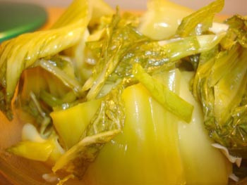 Dưa muối: từ lâu đã là món ăn ưa thích của nhiều người và là món ăn phổ biến trong bữa cơm của mỗi gia đình. Và có một điều chắc chắn là, công thức muối dưa cà này rất đơn giản và sẽ được truyền từ đời này sang đời khác để “bảo tồn” một món ăn vừa dân dã vừa ngon miệng này. Dưa muối: từ lâu đã là món ăn ưa thích của nhiều người và là món ăn phổ biến trong bữa cơm của mỗi gia đình. Và có một điều chắc chắn là, công thức muối dưa cà này rất đơn giản và sẽ được truyền từ đời này sang đời khác để “bảo tồn” một món ăn vừa dân dã vừa ngon miệng này.