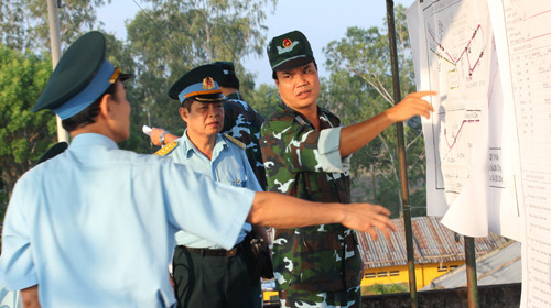 Từ phải qua: đại diện Sư đoàn không quân 370 trình bày với phó tư lệnh, tham mưu trưởng Quân chủng Phòng không không quân VN về buổi thực hành bay bắn, ném bom vào sáng 23-3 - - Ảnh: My Lăng Từ phải qua: đại diện Sư đoàn không quân 370 trình bày với phó tư lệnh, tham mưu trưởng Quân chủng Phòng không không quân VN về buổi thực hành bay bắn, ném bom vào sáng 23-3 - - Ảnh: My Lăng