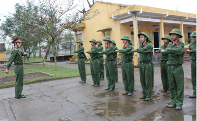 Chiến sỹ mới của Trung đoàn 8 trong giờ huấn luyện điều lệnh đội ngũ. Chiến sỹ mới của Trung đoàn 8 trong giờ huấn luyện điều lệnh đội ngũ.