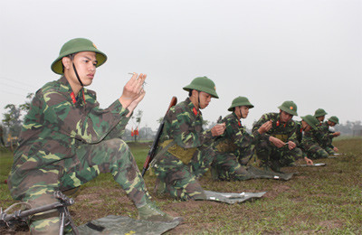 Huấn luyện thực hành tra lắp đồ dùng gây nổ Huấn luyện thực hành tra lắp đồ dùng gây nổ