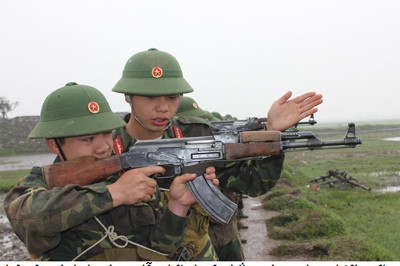 Cán bộ tận tình hướng dẫn kỹ thuật bắn súng cho chiến sỹ. Cán bộ tận tình hướng dẫn kỹ thuật bắn súng cho chiến sỹ.