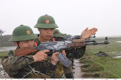 Cán bộ tận tình hướng dẫn kỹ thuật bắn súng cho chiến sỹ.