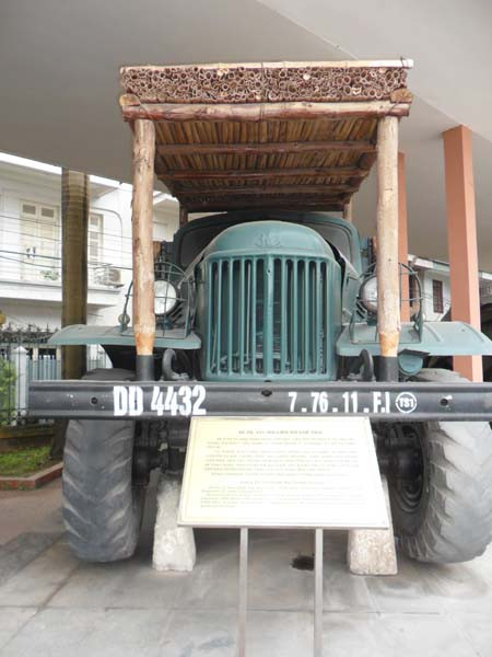 Trong kháng chiến chống Mỹ xe đã chạy được 65 nghìn km và tiết kiệm được 6.680 lít xăng Trong kháng chiến chống Mỹ xe đã chạy được 65 nghìn km và tiết kiệm được 6.680 lít xăng