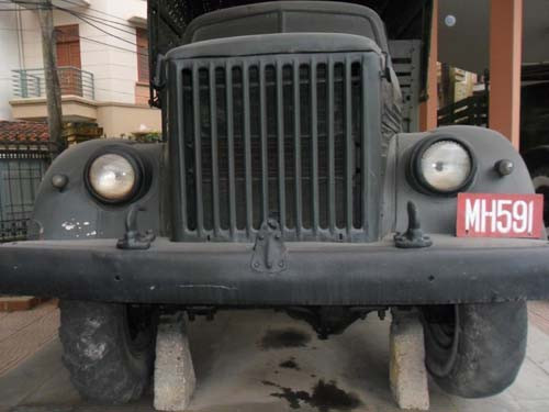 Xe do anh hung Lộc Văn Trọng, tiểu đội trưởng ô tô vận tải quân sự lái. Xe có nhiện vụ chuyên chở vũ khí, lương thược, thực phẩm lên chiến dịch Điện Biên phủ. Xe do anh hung Lộc Văn Trọng, tiểu đội trưởng ô tô vận tải quân sự lái. Xe có nhiện vụ chuyên chở vũ khí, lương thược, thực phẩm lên chiến dịch Điện Biên phủ.