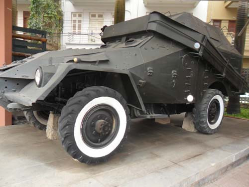 Xe bọc thép phá bom điện từ: Xe được thiết kế dựa trên xe bọc thép BTR-40 của Liên Xô. Cự ly phá bom là 80 đến 135m. Xe bọc thép phá bom điện từ: Xe được thiết kế dựa trên xe bọc thép BTR-40 của Liên Xô. Cự ly phá bom là 80 đến 135m.