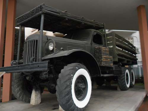 Xe Zil 157: Xe do Liên Xô chế tạo, xe có nhiệm vụ chuyên trở quân trang, quân dụng, vũ khí …trên tuyến đường Hồ Chí Minh phục vụ cho kháng chiến chống Mỹ. Xe Zil 157: Xe do Liên Xô chế tạo, xe có nhiệm vụ chuyên trở quân trang, quân dụng, vũ khí …trên tuyến đường Hồ Chí Minh phục vụ cho kháng chiến chống Mỹ.