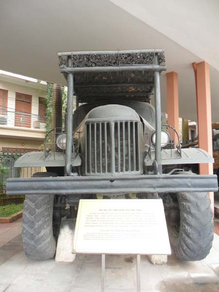 Trong quá trình chuyên chở các chiến sỹ đã sáng tạo làm them giá đỡ bằng tre, nứa nhằm ngụy trang tránh bom, đạn của kẻ thù. Trong quá trình chuyên chở các chiến sỹ đã sáng tạo làm them giá đỡ bằng tre, nứa nhằm ngụy trang tránh bom, đạn của kẻ thù.