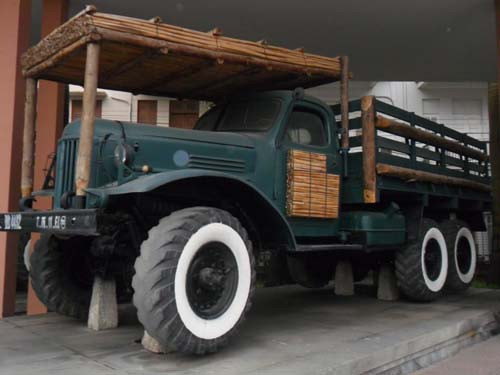 Xe Zil 157: Xe do anh hùng Phan Văn Qúy lái, xe thuộc Đại đội 7, Đại đoàn 76, Trung đoàn 11, Sư đoàn 571, Bộ Tư lệnh 559 Xe Zil 157: Xe do anh hùng Phan Văn Qúy lái, xe thuộc Đại đội 7, Đại đoàn 76, Trung đoàn 11, Sư đoàn 571, Bộ Tư lệnh 559