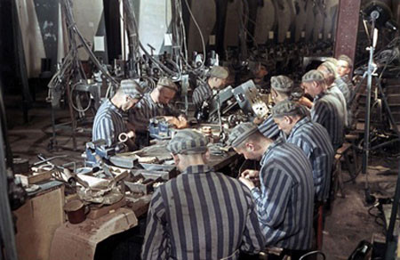 Bất chấp sự giám sát nghiêm ngặt của sỹ quan SS, những người tù đã tìm ra cách phá hoại sản xuất. Có thể, chính vì vậy mà nhiều quả tên lửa đã không bay được tới London