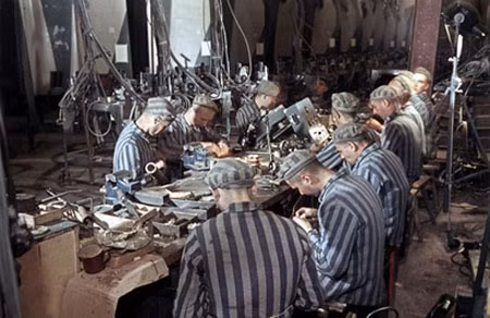 Bất chấp sự giám sát nghiêm ngặt của sỹ quan SS, những người tù đã tìm ra cách phá hoại sản xuất. Có thể, chính vì vậy mà nhiều quả tên lửa đã không bay được tới London