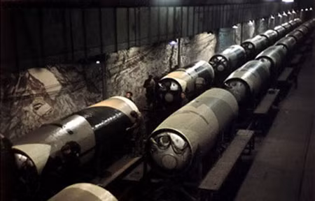 Phần thân tên lửa như những khúc xúc xích nhưng "không hề ngon" mà là "vũ khí chết người".