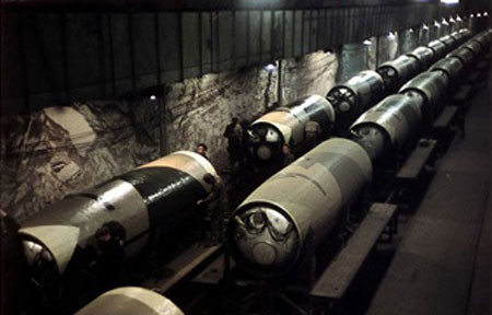 Phần thân tên lửa như những khúc xúc xích nhưng "không hề ngon" mà là "vũ khí chết người".