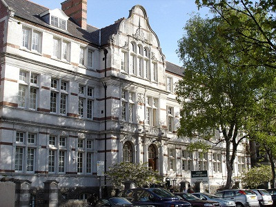 Đại học Cardiff là thành viên của tập đoàn uy tín Russell của các trường đại học Anh quốc và thu hút hơn 100 triệu bảng Anh cho đầu tư mỗi năm. Có 28 trường Đại Học thành viên nằm trong ĐH Cardiff. Theo đánh giá mới nhất về chất lượng nghiên cứu ở Anh quốc thể hiện rằng có 33 trong 34 lĩnh vực môn học đã được đánh giá đang làm cuộc nghiên cứu trong những khoá học độc đáo và quan trọng tầm cỡ thế giới. ĐH Cardiff hiện xếp thứ 7 trong tổng số 106 trường Đại Học ở Anh Quốc về chất lượng nghiên cứu. Đại học Cardiff là thành viên của tập đoàn uy tín Russell của các trường đại học Anh quốc và thu hút hơn 100 triệu bảng Anh cho đầu tư mỗi năm. Có 28 trường Đại Học thành viên nằm trong ĐH Cardiff. Theo đánh giá mới nhất về chất lượng nghiên cứu ở Anh quốc thể hiện rằng có 33 trong 34 lĩnh vực môn học đã được đánh giá đang làm cuộc nghiên cứu trong những khoá học độc đáo và quan trọng tầm cỡ thế giới. ĐH Cardiff hiện xếp thứ 7 trong tổng số 106 trường Đại Học ở Anh Quốc về chất lượng nghiên cứu.