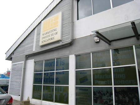 Để giúp sinh viên sớm được đi làm và cho sinh viên muốn học lên cao tiếp có thể nhận được bằng Thạc sĩ sớm một năm, nhà trường đã giảng dạy chương trình đại học truyền thống từ 3 năm xuống 2 năm bằng cách thực hiện 1 năm bốn học kỳ. Học tại trường Đại học Buckingham sẽ giúp bạn tiết kiệm được đến 12,000 Bảng so với các trường đại học khác ở Anh. Ngoài ra trường cũng cung cấp các chương trình Tiếng Anh, Dự bị tiếng Anh và Dự bị Luật và Kinh doanh cho các học sinh du học ở các nước trên thế giới. Để giúp sinh viên sớm được đi làm và cho sinh viên muốn học lên cao tiếp có thể nhận được bằng Thạc sĩ sớm một năm, nhà trường đã giảng dạy chương trình đại học truyền thống từ 3 năm xuống 2 năm bằng cách thực hiện 1 năm bốn học kỳ. Học tại trường Đại học Buckingham sẽ giúp bạn tiết kiệm được đến 12,000 Bảng so với các trường đại học khác ở Anh. Ngoài ra trường cũng cung cấp các chương trình Tiếng Anh, Dự bị tiếng Anh và Dự bị Luật và Kinh doanh cho các học sinh du học ở các nước trên thế giới.