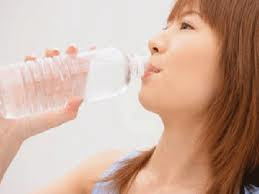 Một số biện pháp để giảm phù nề ở chân: thứ nhất phải uống nhiều nước. Xem thêm: Những món cháo ngon/ Những món ăn bài thuốc Một số biện pháp để giảm phù nề ở chân: thứ nhất phải uống nhiều nước. Xem thêm: Những món cháo ngon/ Những món ăn bài thuốc