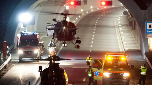 Trực thăng vào cứu hộ trong đường hầm (ảnh AP)