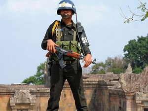 Một binh sĩ Campuchia đứng gác tại ngôi đền Preah Vihear. (Nguồn: Internet)