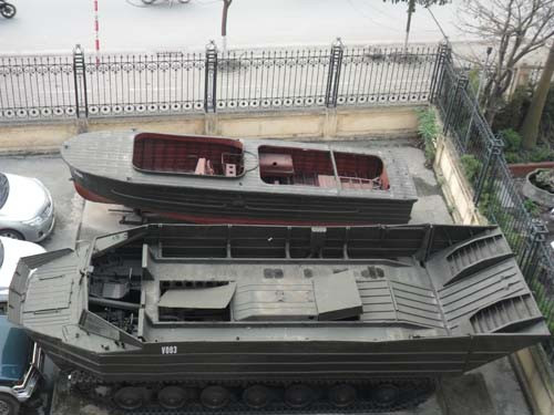 Chiếc Cano Y434 và xe lội nước V003 khi nhìn từ phía trên Chiếc Cano Y434 và xe lội nước V003 khi nhìn từ phía trên