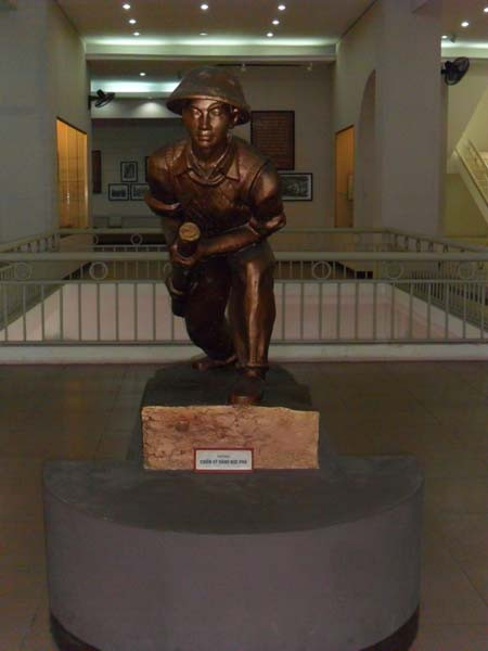 Tượng chiến sỹ công binh đánh bộc phá Tượng chiến sỹ công binh đánh bộc phá