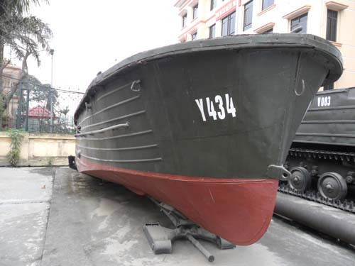 Ca nô mang số hiệu Y434 dùng để bắc cầu phao và phá bom từ trường ở bến phà Long Đạo thuộc Bố Trạch – Quảng Bình năm 1967 – 1968 Ca nô mang số hiệu Y434 dùng để bắc cầu phao và phá bom từ trường ở bến phà Long Đạo thuộc Bố Trạch – Quảng Bình năm 1967 – 1968