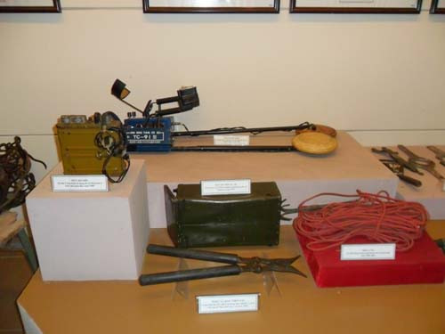 Máy và dụng cụ dò mìn được các chiến sỹ Công binh sử dụng sau năm 1975 cho đến nay. Máy và dụng cụ dò mìn được các chiến sỹ Công binh sử dụng sau năm 1975 cho đến nay.