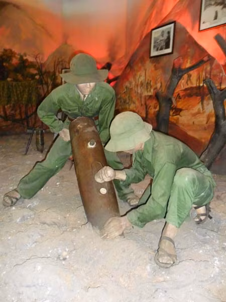 Lính công binh tháo gỡ và làm vô hiệu hóa quả bom trong kháng chiến chống Mỹ