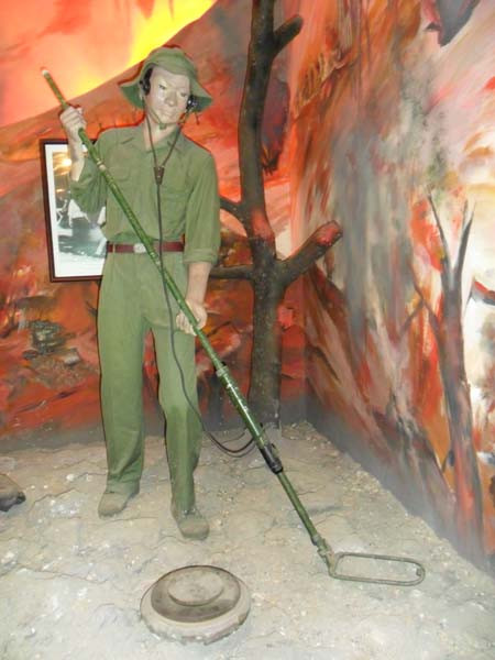 Lính công binh dò mìn để đảm bảo tuyến giao thông an toàn trong kháng chiến chống Mỹ Lính công binh dò mìn để đảm bảo tuyến giao thông an toàn trong kháng chiến chống Mỹ