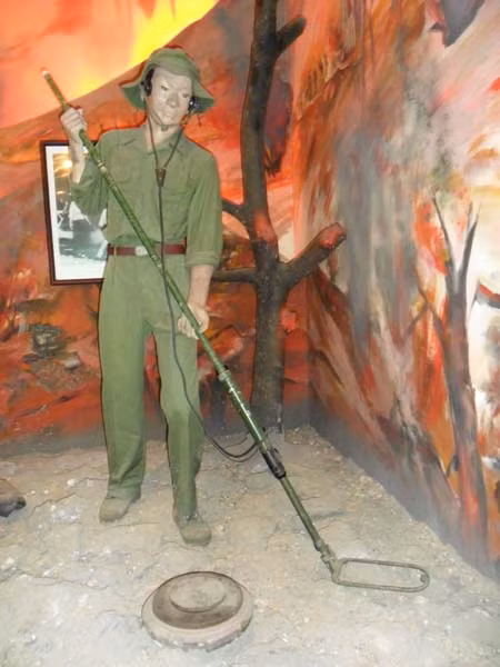 Lính công binh dò mìn để đảm bảo tuyến giao thông an toàn trong kháng chiến chống Mỹ