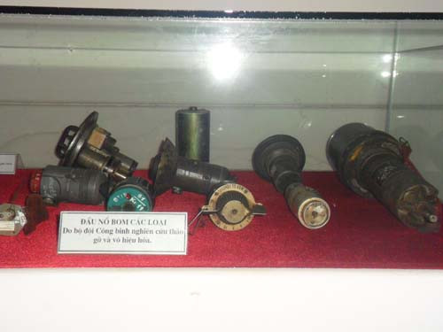 Đầu nổ bom các loại do Bộ đội Công binh nghiên cứu tháo gỡ và vô hiệu hóa Đầu nổ bom các loại do Bộ đội Công binh nghiên cứu tháo gỡ và vô hiệu hóa