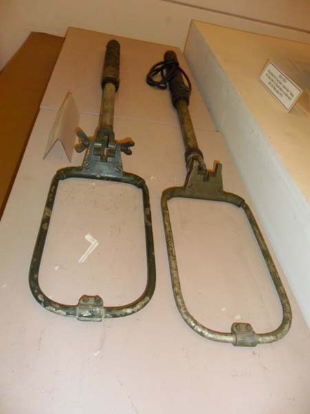 Máy dò mìn, thuộc biên chế Tiểu đoàn 1, Trung đoàn 219 dùng để dò phá bom mìn cho xe tăng tiến vào giải phóng Sài Gòn năm 1975 Máy dò mìn, thuộc biên chế Tiểu đoàn 1, Trung đoàn 219 dùng để dò phá bom mìn cho xe tăng tiến vào giải phóng Sài Gòn năm 1975